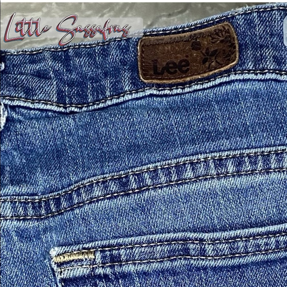 🌺 Lee med wash, lightly distressed jeans.